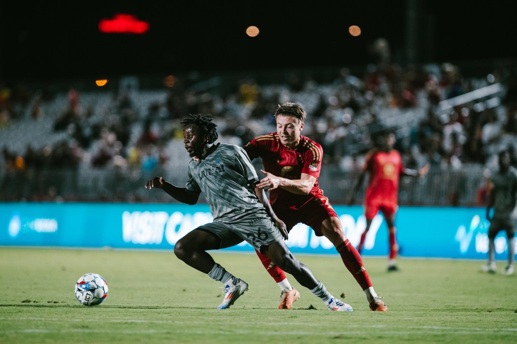 El centrocampista de Las Vegas Lights FC J.C. Ngando lucha por un balón contra Phoenix Rising FC